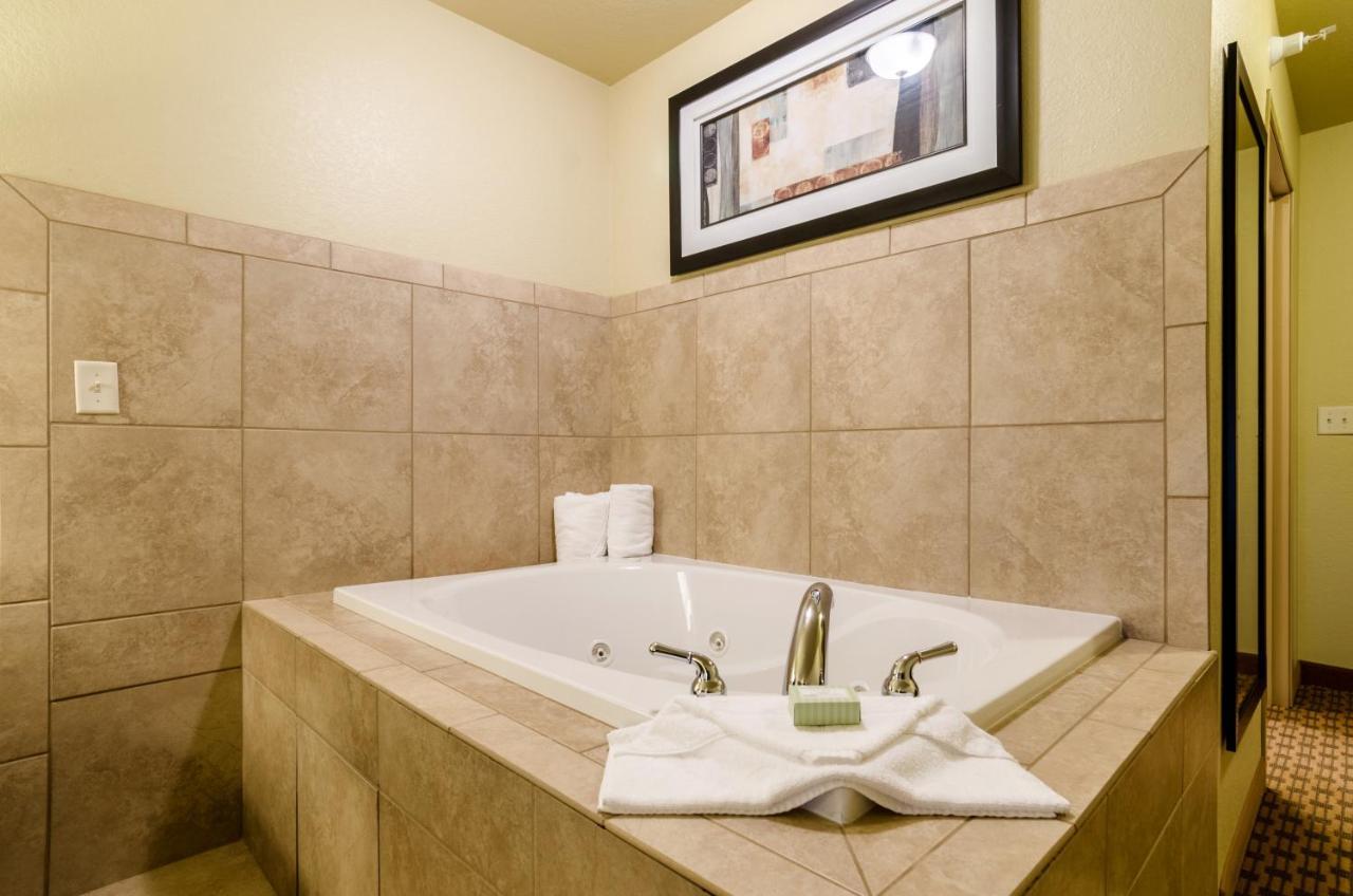 Cobblestone Inn & Suites Cambridge Экстерьер фото